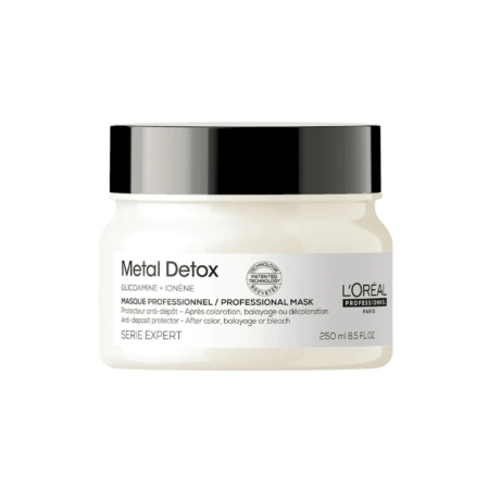 Un pot blanc de 250 ml de L'Oréal Masque Protecteur Metal Detox avec un couvercle noir, portant des étiquettes noires, grises et blanches, conçu pour le soin professionnel des cheveux après coloration, balayage ou décoloration. Dakar