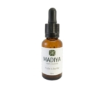 Un flacon compte-gouttes en verre brun de MADIYA Huile Cosmétique à Barbe 30ml avec un bouchon noir, présenté sur un fond blanc - idéal pour améliorer votre routine de soin de la barbe. Dakar