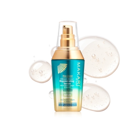 Un flacon-pompe or et bleu du sérum régénérant Makari Blue Crystal est représenté à la verticale avec des gouttelettes de sérum en gel transparent en arrière-plan. Le flacon comporte des accents dorés et un texte sur le produit. Dakar