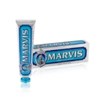 Un tube et une boîte de dentifrice Marvis Aquatic Mint, tous deux sur un emballage bleu et argent avec un design vintage et le logo de la marque, présentés sur un fond blanc. Dakar
