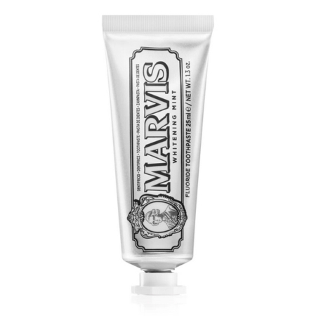 Un tube de dentifrice au fluor Marvis Whitening Mint, de couleur argentée, se tenant debout avec une étiquette de style vintage et un texte en noir sur le devant. Dakar