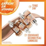 Quatre flacons Maybelline Sérum Fond de Teint Super Stay Skin Tint + Vitamin C 24H 30ml sont présentés en diagonale avec un tourbillon de fond de teint derrière, mettant en avant la tenue 24 heures, la couvrance lumineuse et la vitamine C. Les teintes orange et beige ressortent. Dakar