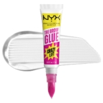 Un tube de NYX Professional Makeup The Brow Glue Crazy Lift avec un applicateur rose est présenté sur un fond blanc, mettant en valeur sa texture de gel transparent conçue pour des sourcils audacieux et relevés. Dakar