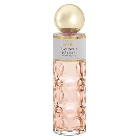Un flacon de parfum en verre transparent et texturé avec un liquide rose clair à l'intérieur, surmonté d'un bouchon rond et doré. L'étiquette indique "Parfums Saphir Saphir Moon Pour Femme eau de parfum. Dakar