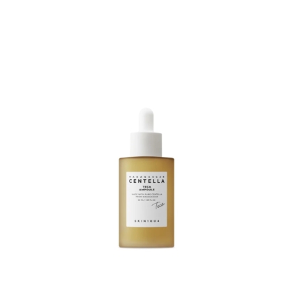 Un flacon de SKIN1004 Madagascar Centella Ampoule avec un bouchon compte-gouttes blanc, rempli d'un liquide ambré clair, présenté sur un fond blanc. Dakar