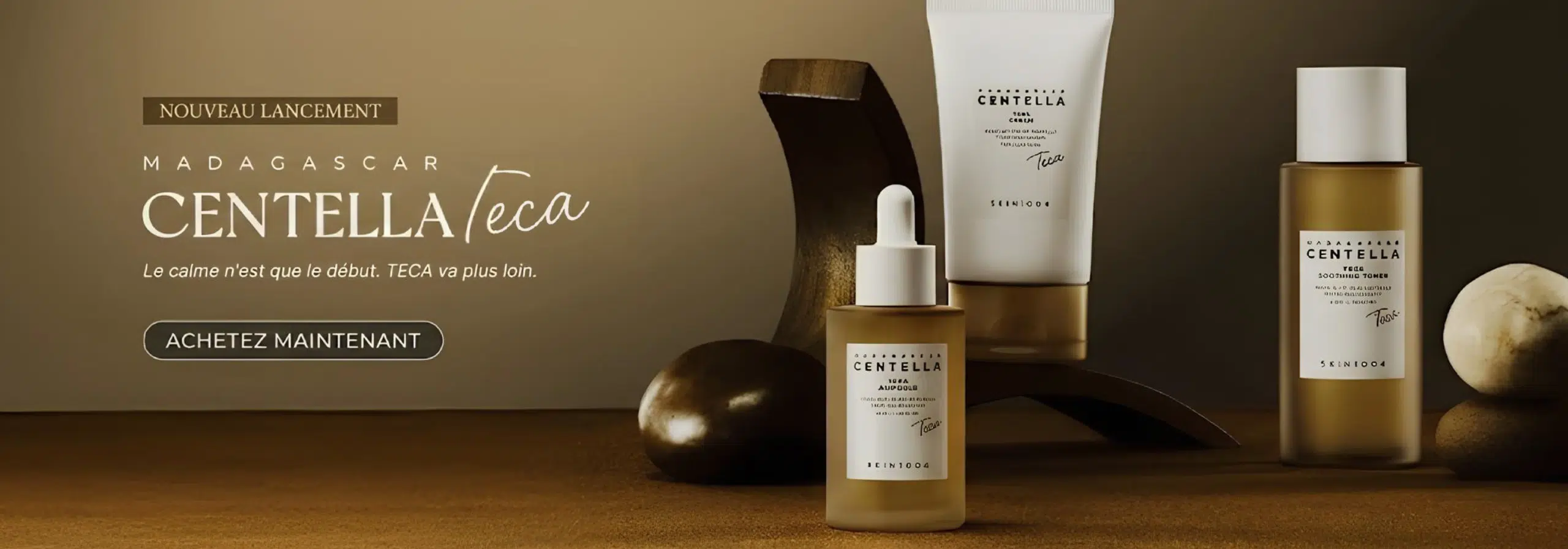 skin1004-skincare-dakar-universcosmetix Trois produits de soin Univers Cosmetix étiquetés "Madagascar Centella Teca" sont disposés sur une surface brune au décor minimaliste. Un texte en français annonce un nouveau lancement, avec un bouton "Achetez Maintenant". Dakar