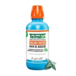 Une bouteille bleue de rince-bouche The Breath Co. Fresh Breath avec un bouchon orange, étiquetée en français. Une feuille de menthe est illustrée en bas à droite de la bouteille. Dakar