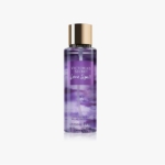 Un flacon de brume de parfum Love Spell de Victoria's Secret, avec un liquide violet, un bouchon doré et une étiquette violette avec des accents floraux, sur un fond blanc uni. Dakar