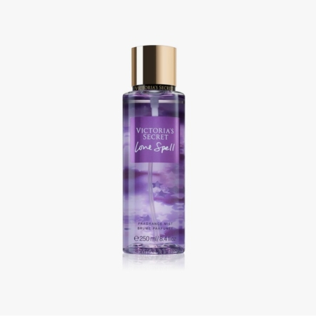 Un flacon de brume de parfum Love Spell de Victoria's Secret, avec un liquide violet, un bouchon doré et une étiquette violette avec des accents floraux, sur un fond blanc uni. Dakar
