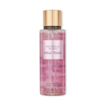 Une bouteille de brume de parfum Velvet Petals de Victoria's Secret avec un bouchon rose et or, avec une étiquette rose et une taille de 250 ml (8.4 fl oz) indiquée en bas. Dakar