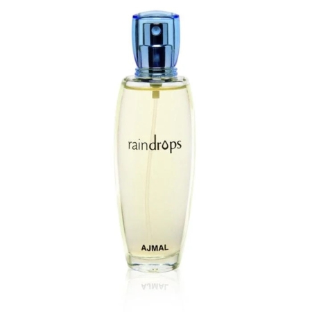 Un flacon en verre transparent du parfum Ajmal Raindrops avec un bouchon bleu, rempli d'un liquide jaune clair. L'étiquette indique "raindrops" en minuscules et "AJMAL" en bas. Le fond est blanc uni. Dakar