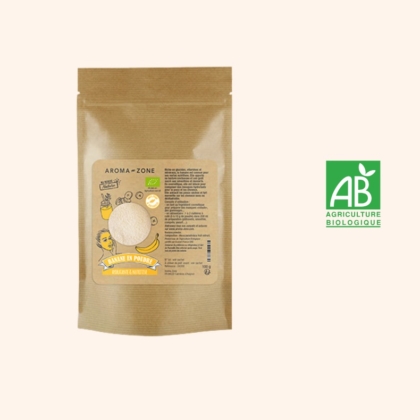Un sachet en papier kraft marron étiqueté "Aroma-Zone" avec une étiquette illustrée indiquant le contenu de la poudre. A côté, le logo vert de la certification biologique "AB Agriculture Biologique" sur fond beige clair. Dakar