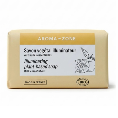 Le savon Aroma ZoneSavon Végétal Illuminateur aux Huiles Essentielles 100g est de couleur beige, avec un décor d'agrumes, un texte bilingue, "Made in France", et un logo "Certified BIO" pour ce savon aux huiles essentielles d'origine végétale. Dakar