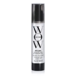 Un flacon de Color Wow Pop & Lock High Gloss Finish, un produit capillaire dans un flacon pompe transparent de 55 ml avec un bouchon noir et un lettrage noir gras sur une étiquette argentée. Dakar