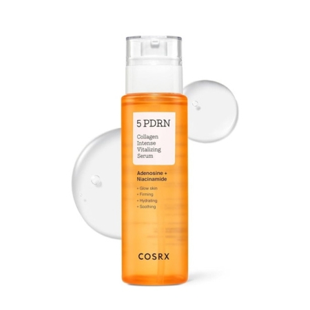 Un flacon orange de COSRX 5 PDRN Collagen Intense Vitalizing Serum, avec des gouttes de liquide transparent en arrière-plan. L'étiquette met en avant l'adénosine et le niacinamide pour des effets éclatants, raffermissants, hydratants et apaisants. Dakar