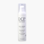 Un flacon blanc de 50 ml de DCP Dépi Crème Hexa Actifs 6 Dépigmentant avec un bouchon transparent, étiqueté "Dermatologic Cosmetic Products", contient 5% de niacinamide et convient à tous les types de peau pour une dépigmentation active. Dakar