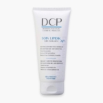 Tube blanc de l'émollient Soin Lipidik AP+ de DCP Dermatologic Cosmetic Products, conçu pour les soins des peaux sensibles, avec texte en français et en anglais sur le devant. Dakar