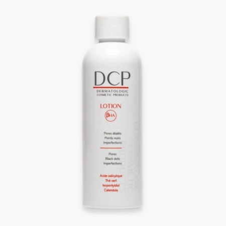 Un flacon blanc de DCP DS+Lotion États Pélliculaires 100ml avec un texte rouge et gris, conçu pour les pores, les points noirs et les imperfections. Le flacon est muni d'un bouchon blanc. Dakar
