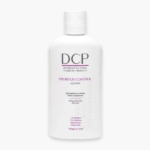 Un flacon blanc de DCP Pruritus-Control Lotion avec un texte le décrivant comme un produit cosmétique dermatologique pour les démangeaisons de la peau, convenant au visage et au corps, contenant du menthol, du camphre et de la niacinamide. Dakar