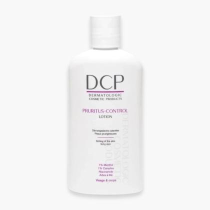Un flacon blanc de DCP Pruritus-Control Lotion avec un texte le décrivant comme un produit cosmétique dermatologique pour les démangeaisons de la peau, convenant au visage et au corps, contenant du menthol, du camphre et de la niacinamide. Dakar