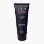 Un tube noir de DCP Dermatologic Cosmetic Products Sunscreen Hydro avec SPF 50+, étiqueté comme crème solaire invisible avec protection UVA et UVB, avec des ingrédients tels que le Tinosorb S et l'aloe vera. Dakar