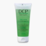 Tube de gel nettoyant moussant DCP Trio-Acne avec un gel vert à l'intérieur. L'étiquette indique qu'il convient aux peaux grasses, qu'il aide à prévenir les éruptions cutanées, qu'il purifie et qu'il ne contient pas de parabènes. Dakar
