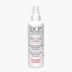 Un flacon blanc de la lotion DCP Trio-Acne avec un embout de pulvérisation. L'étiquette comporte un texte en français et en anglais décrivant le produit comme un traitement de la kératose pilaire et de l'acné, mettant en avant l'acide glycolique, l'acide salicylique et le niacinamide. Dakar