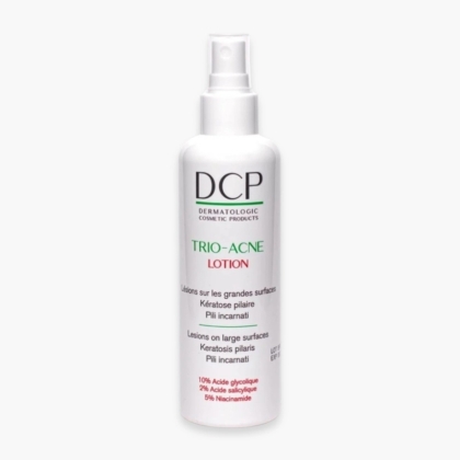 Un flacon blanc de la lotion DCP Trio-Acne avec un embout de pulvérisation. L'étiquette comporte un texte en français et en anglais décrivant le produit comme un traitement de la kératose pilaire et de l'acné, mettant en avant l'acide glycolique, l'acide salicylique et le niacinamide. Dakar