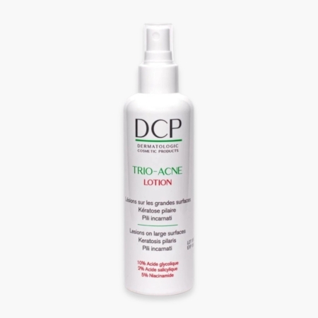 Un flacon blanc de la lotion DCP Trio-Acne avec un embout de pulvérisation. L'étiquette comporte un texte en français et en anglais décrivant le produit comme un traitement de la kératose pilaire et de l'acné, mettant en avant l'acide glycolique, l'acide salicylique et le niacinamide. Dakar