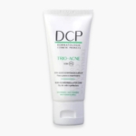 Tube blanc de DCP Trio Acné SKI Soin Sébo Kératorégulateur 30ml, pour peaux grasses à imperfections, avec texte vert et noir sur le devant. Dakar