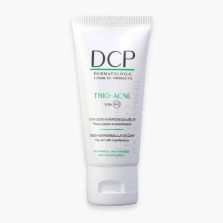 Tube blanc de DCP Trio Acné SKI Soin Sébo Kératorégulateur 30ml, pour peaux grasses à imperfections, avec texte vert et noir sur le devant. Dakar
