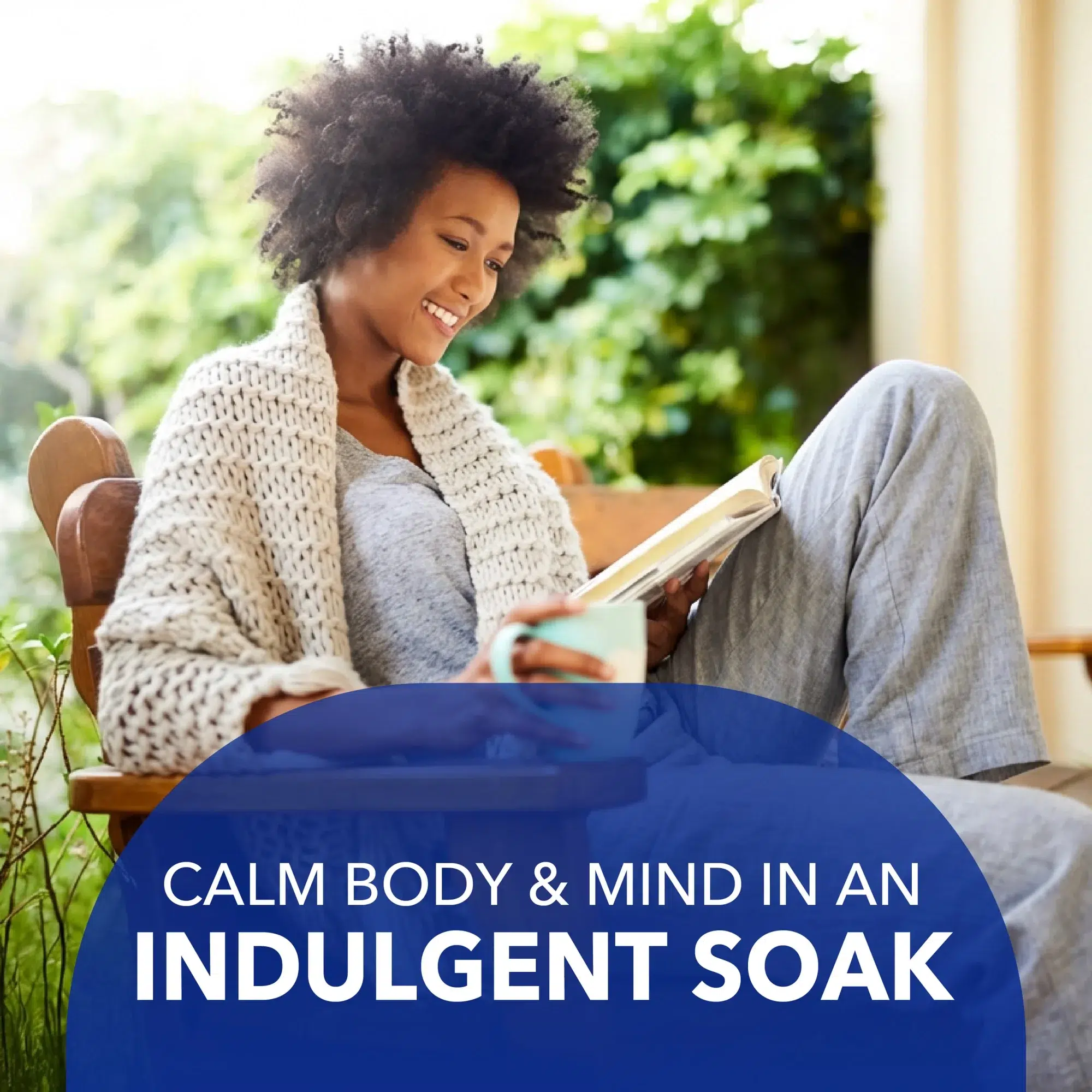 Une femme aux cheveux bouclés se détend sur une chaise en plein air, souriant tout en lisant un livre et en tenant une tasse. Elle est enveloppée dans une couverture en tricot douillette. Le texte se lit en surimpression : "Calmez votre corps et votre esprit dans un bain indulgent. Dakar