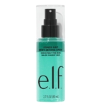 Le Spray Fixateur Maquillage Power Grip Dewy 80ml d'Elf est doté d'une pompe noire, d'un bouchon transparent et d'un liquide bleu clair. Son étiquette met en avant une brume étonnamment fine et une forte adhérence au maquillage. Taille : 2.7 fl oz (80mL). Dakar