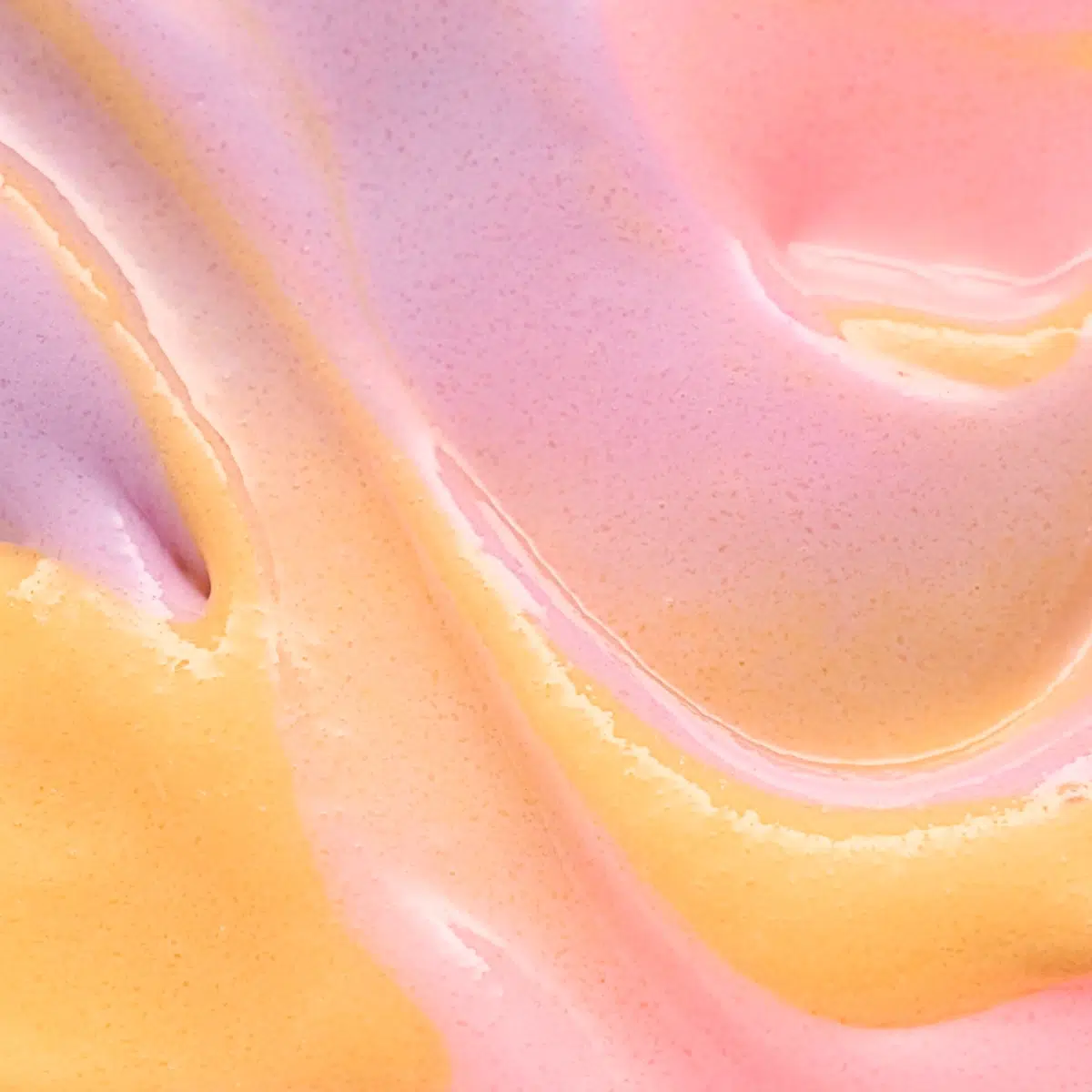 Gros plan d'une surface lisse et crémeuse avec des tourbillons pastel de jaune, de rose et de violet, créant un effet doux et marbré. Dakar