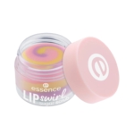 Un petit pot rond d'Essence Lip Swirl Sugar Scrub avec un couvercle rose, partiellement ouvert pour révéler un motif tourbillonnant de gommage pour les lèvres rose, jaune et violet à l'intérieur. Dakar