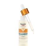 Un flacon d'Eucerin Sun Protection Oil Control Sérum Solaire Ultra Léger SPF50 Visage Peaux Grasses 30ml se tient debout, son bouchon compte-gouttes reposant sur le dessus avec une goutte de sérum visible à l'extrémité. Dakar