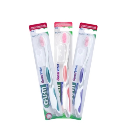 Trois brosses à dents GUM Brosse à Dents SensiVital 509 avec des poils souples, aux accents roses, bleus et violets, sont emballées côte à côte. L'emballage présente la marque et les détails du produit. Dakar