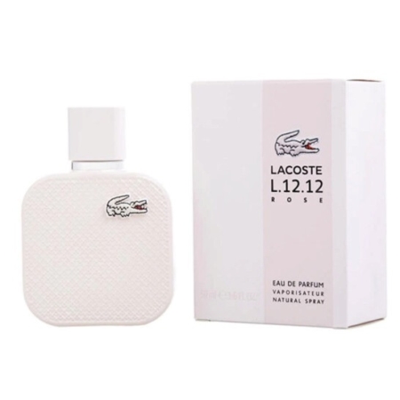 Un flacon de parfum Lacoste L.12.12 Rose est présenté à côté de son emballage blanc, tous deux arborant le logo du crocodile Lacoste et un design minimaliste. Dakar