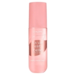 Le flacon rose de 100 ml de Lancome Brume pour Cheveux et Corps La Vie Est Belle Vanille Nude présente une étiquette brillante, un bouchon assorti, un texte blanc et un subtil motif de feuilles sur l'emballage. Dakar