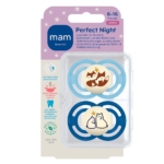 Deux sucettes en silicone bleues, emballées dans un étui transparent. L'une des sucettes est ornée d'un motif de famille de renards, l'autre de deux ours blancs avec des étoiles dorées. L'emballage porte la mention "MAM Perfect Night", pour les 6-16 mois. Dakar