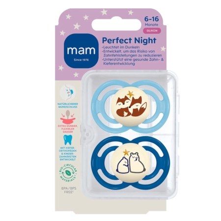 Deux sucettes en silicone bleues, emballées dans un étui transparent. L'une des sucettes est ornée d'un motif de famille de renards, l'autre de deux ours blancs avec des étoiles dorées. L'emballage porte la mention "MAM Perfect Night", pour les 6-16 mois. Dakar