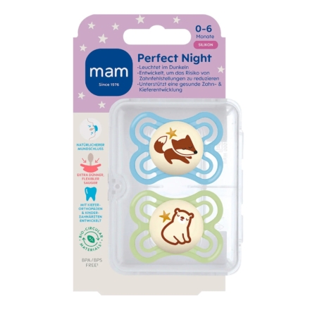 Mam Sucette en Silicone Perfect Night Bleu Vert 0 à 6 mois lot de 2 contient des sucettes bleues et vertes avec des motifs de renard et d'ours, emballées dans un étui en plastique. Chaque sucette brille dans l'obscurité pour une meilleure visibilité la nuit. Dakar