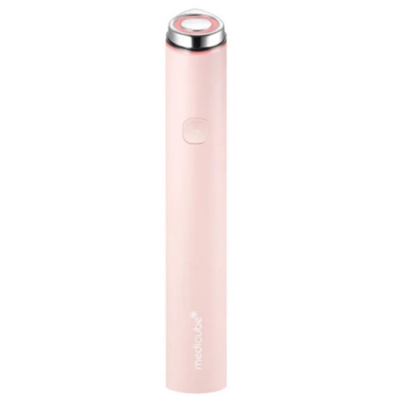 Un appareil de soins de la peau cylindrique rose avec un couvercle rond bordé d'argent, un petit bouton près du milieu et le nom de la marque "medicube" imprimé près de la base. Dakar