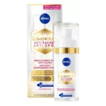 Le flacon du sérum correcteur anti-taches NIVEA Luminous630 et son emballage, aux accents dorés et bleus, avec des informations sur le produit en français et en anglais, soulignant l'effet lumineux et les bénéfices anti-taches. Dakar