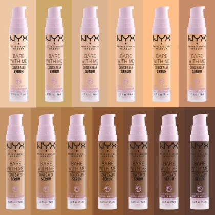 Quinze flacons de NYX Bare With Me Concealer Serum sont alignés devant des arrière-plans correspondant à chaque nuance, allant des teints très clairs aux teints profonds. Dakar