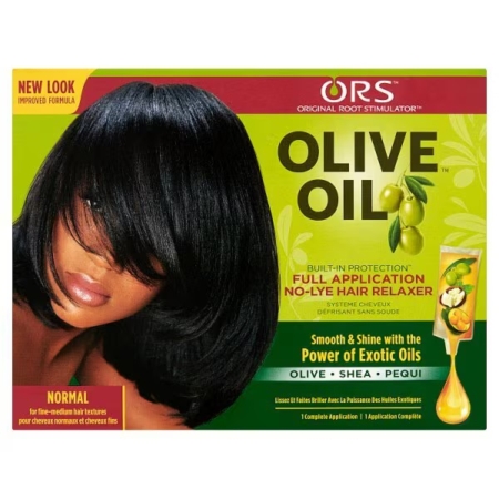 Une boîte de défrisant sans colorant à l'huile d'olive ORS représentant une femme aux cheveux lisses et brillants. L'emballage met en valeur les huiles d'olive, de karité et de péqui, et indique que ce produit est destiné aux cheveux de texture normale, fine et moyenne. Dakar