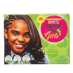Boîte de défrisant ORS Olive Oil Girls No-Lye Conditioning Hair Relaxer, représentant sur la face avant une jeune fille souriante aux cheveux coiffés. L'emballage est vert avec des images d'aloe vera, d'avocat et d'huile d'olive. Dakar