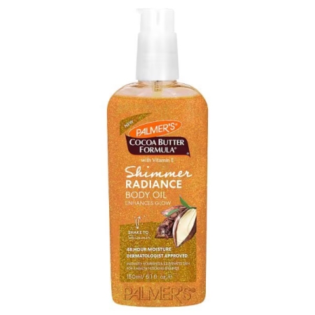 Un flacon de l'huile pour le corps Shimmer Radiance Formula de Palmer's à base de beurre de cacao et de vitamine E, avec un bouchon à pompe et un emballage doré. L'étiquette met en avant ses propriétés hydratantes et rehausseuses d'éclat. Dakar