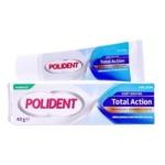 Une boîte et un tube de Polident Corega Total Action Crème Adhésive pour Prothèse Dentaire 40g, avec un emballage bleu et blanc et une marque française. Dakar