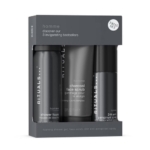Un coffret d'essai Rituals Homme contenant trois flacons noirs : mousse de douche, gommage au charbon de bois et spray anti-transpirant 24h, présentés dans un emballage noir avec un texte blanc. Dakar